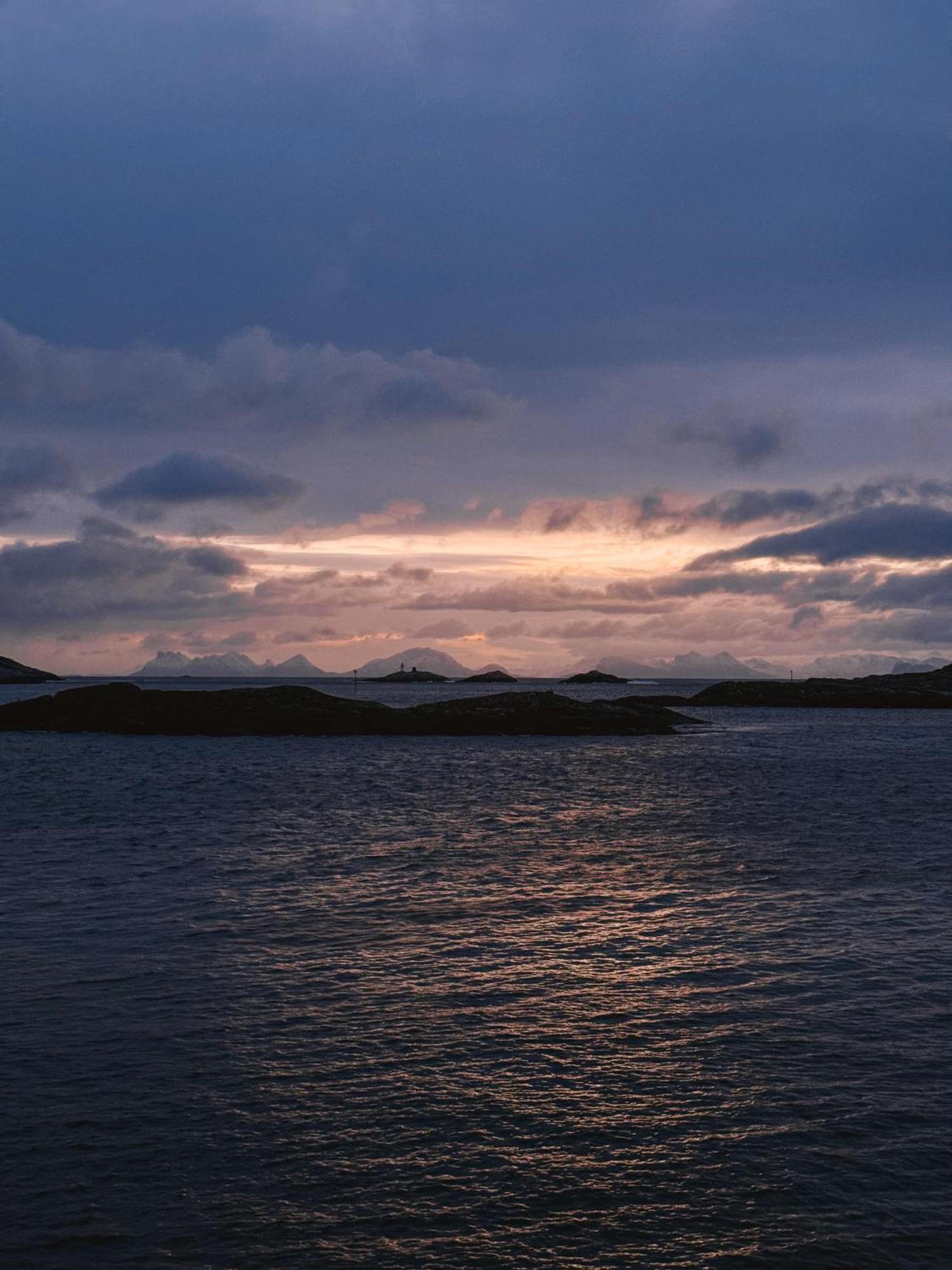 Finnholmen Brygge Henningsvær Buitenkant foto