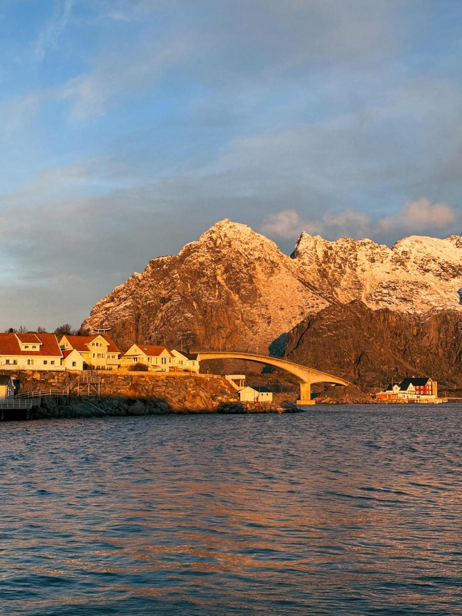 Finnholmen Brygge Henningsvær Buitenkant foto