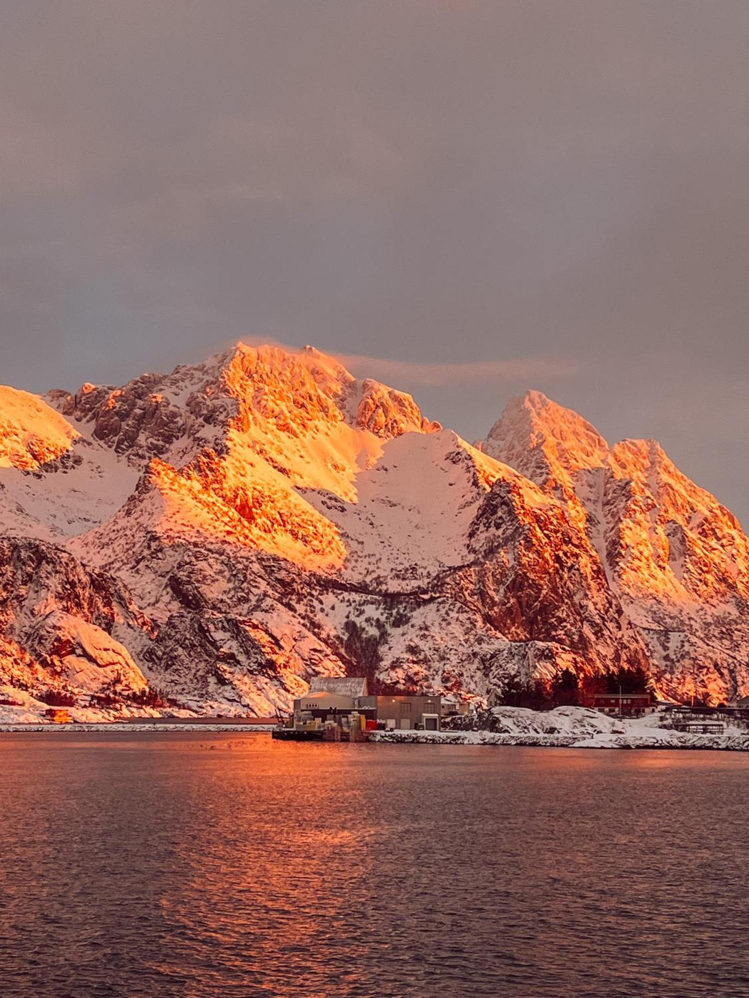 Finnholmen Brygge Henningsvær Buitenkant foto