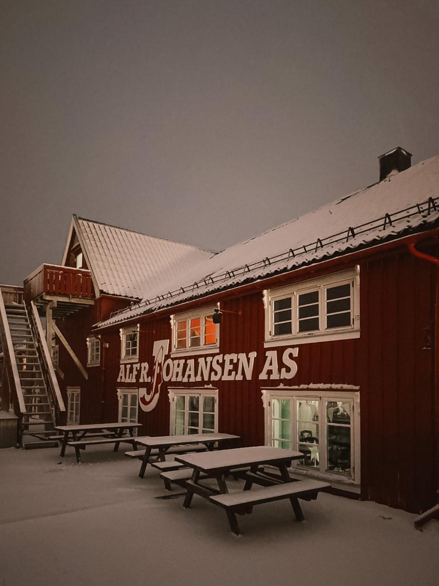 Finnholmen Brygge Henningsvær Buitenkant foto